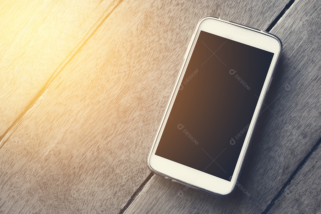 Telefone inteligente no papel de parede de fundo de madeira.