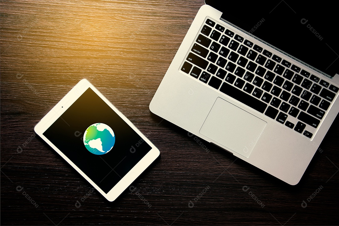 Globo de comunicação na Internet na tela do dispositivo.