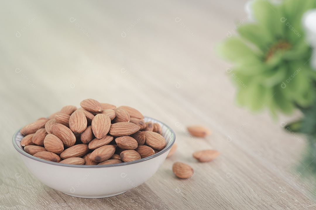 Amêndoas estavam em um copo branco