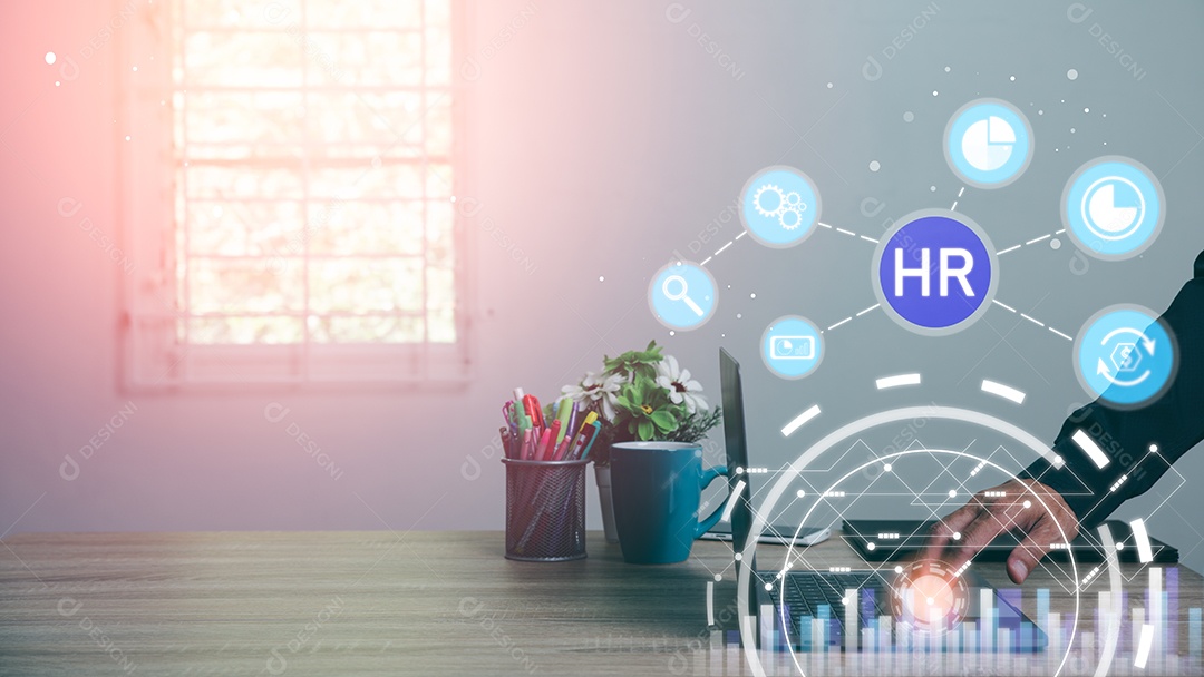 Um empresário usando um laptop em sua mesa