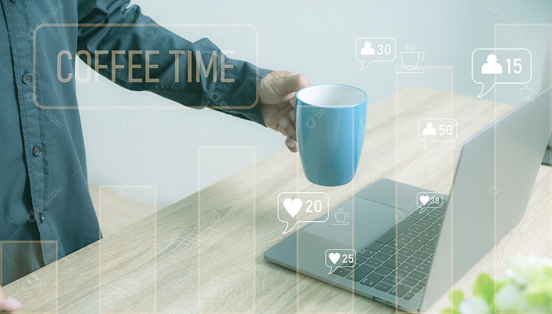 Um jovem empresário levantando uma xícara de café