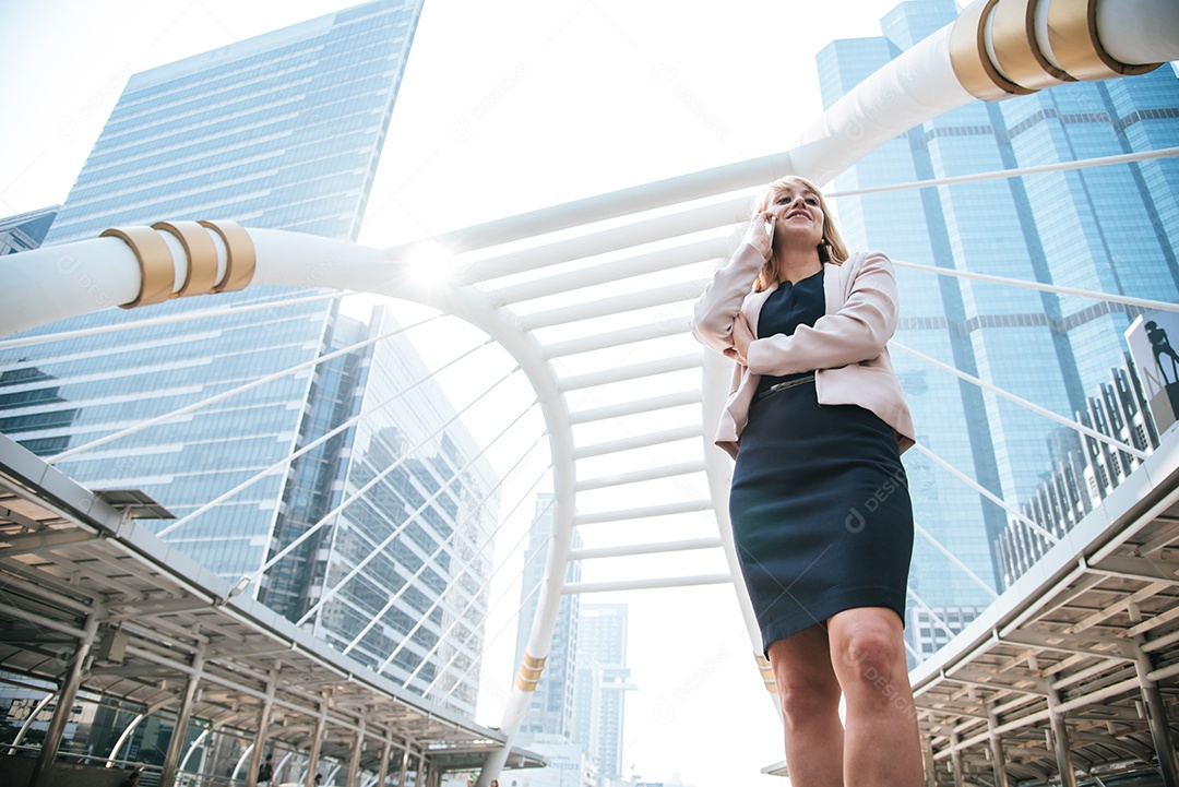 Empresária de beleza usando telefone celular para se comunicar.