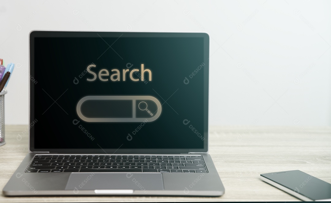 Um laptop em uma mesa de madeira