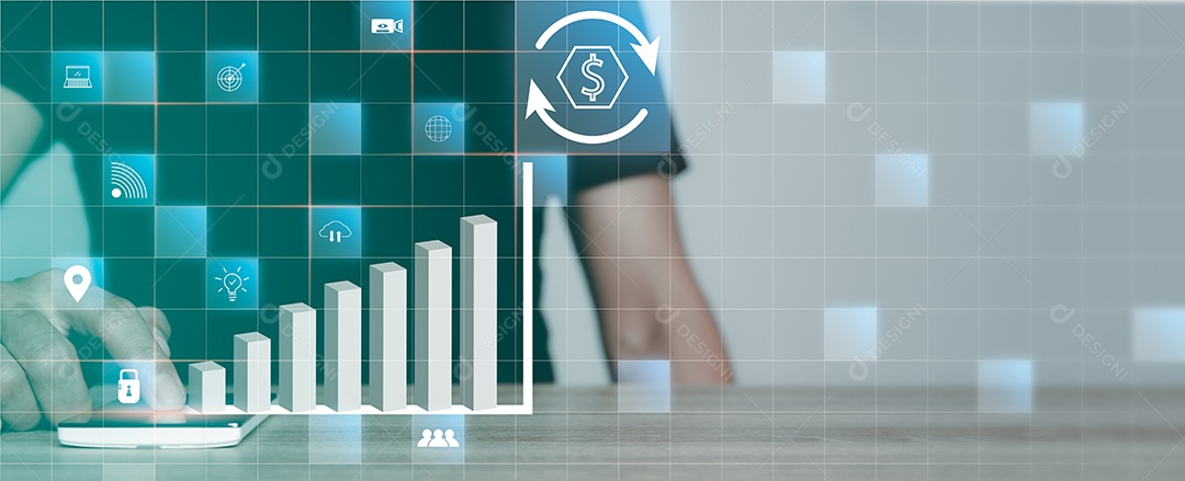 Homem usando um telefone celular em cima da mesa.