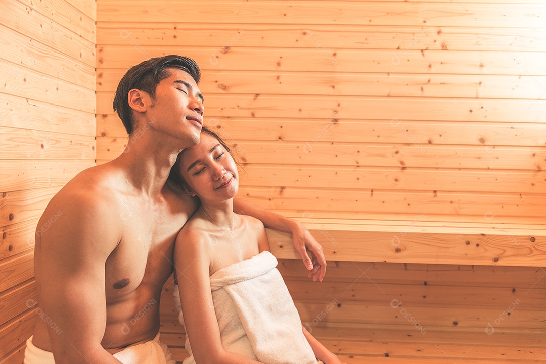 Jovens casais asiáticos ou amantes têm um relaxamento romântico na sauna.