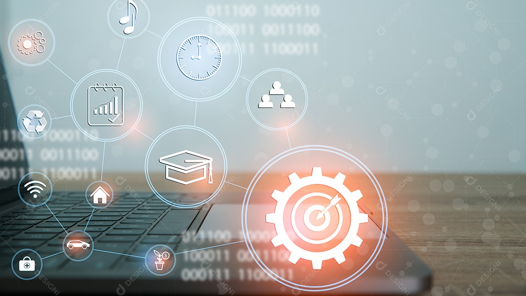 Um laptop em uma mesa de madeira