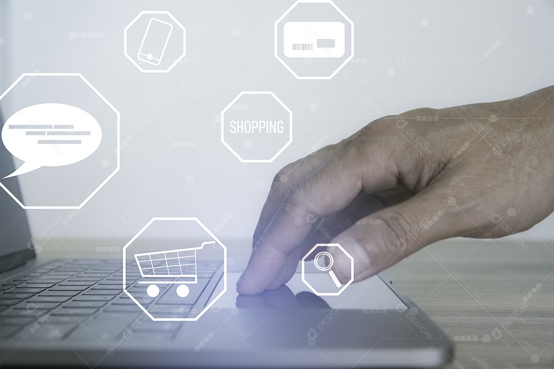 Um homem com um computador portátil