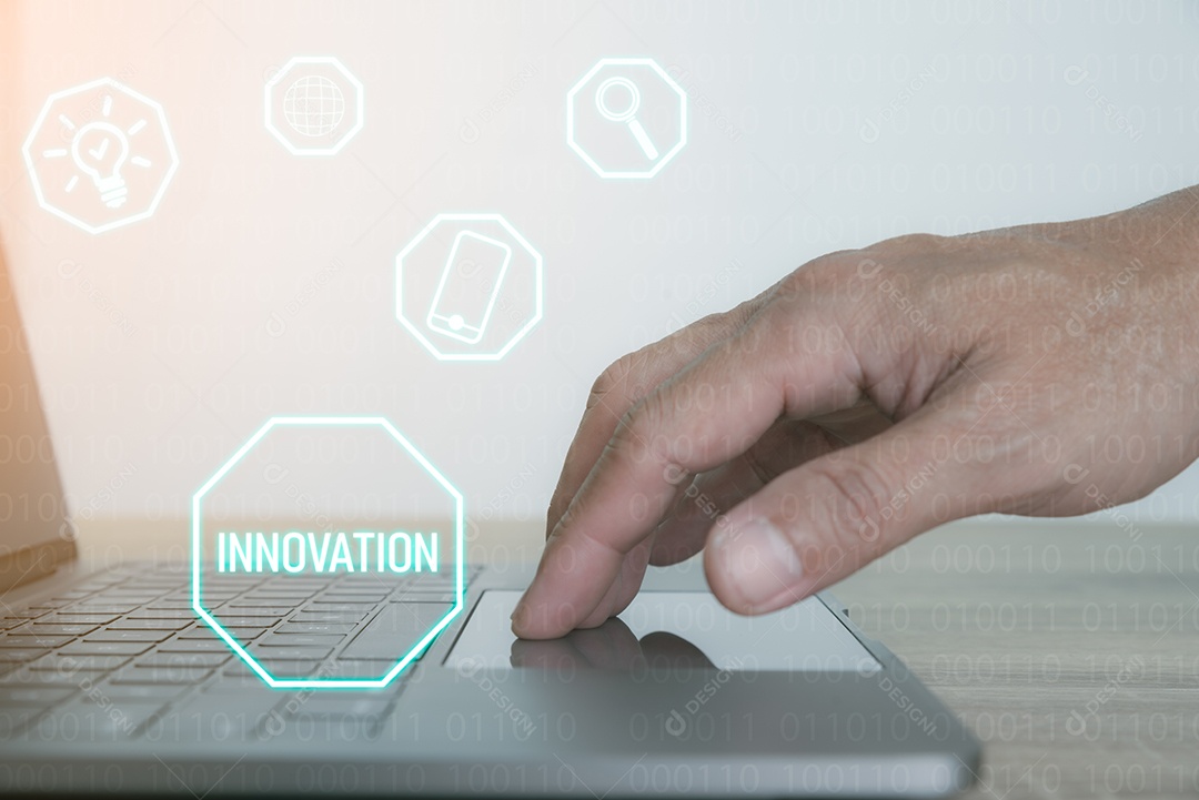 A mão do homem usando um computador portátil.