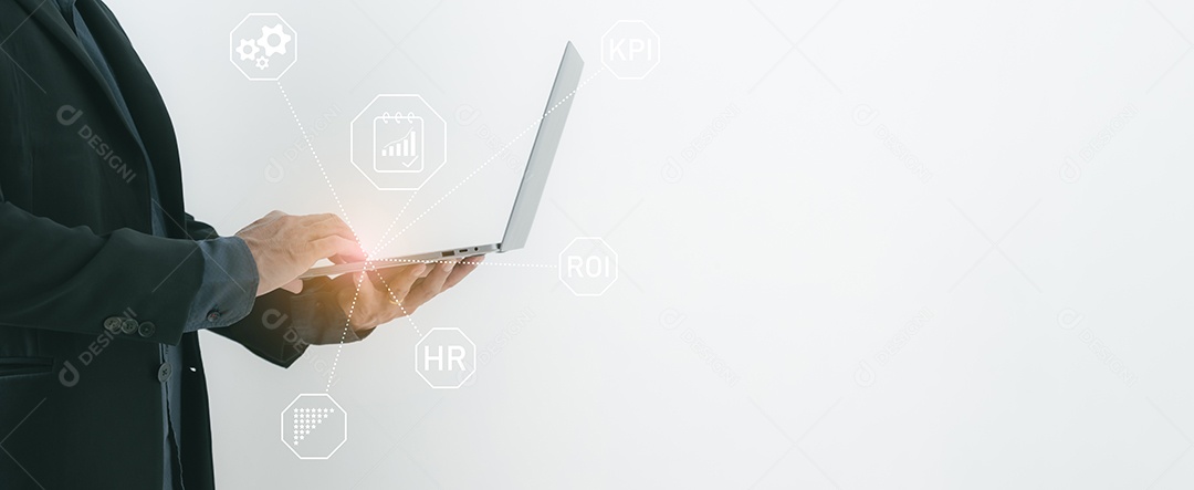 Um jovem empresário está usando seu laptop.