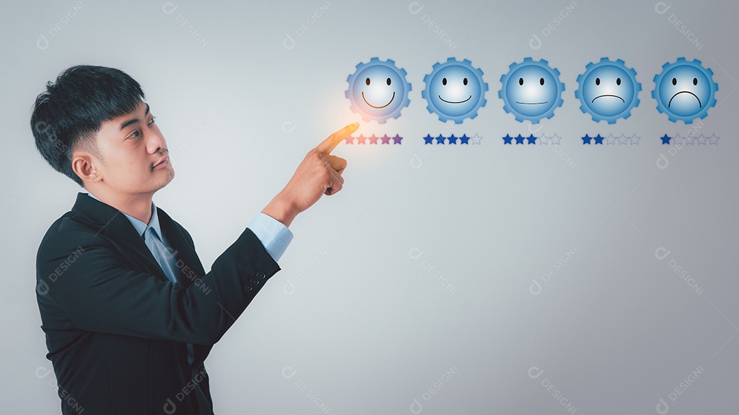 Empresário apontando para o ícone de engrenagem