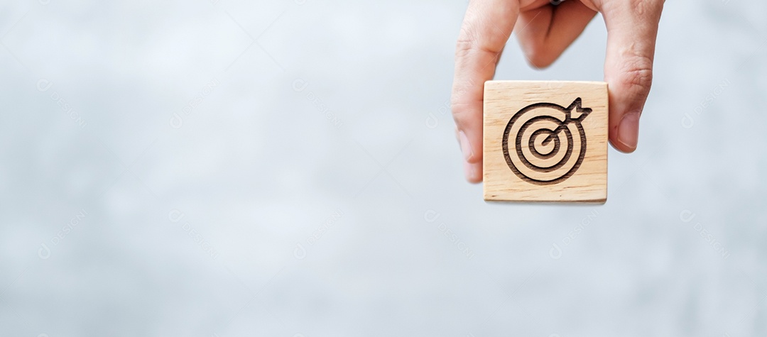 mão segure o bloco de dardos com objetivo de negócios, estratégia, alvo, missão, ação, objetivo, objetivo e conceito de sucesso