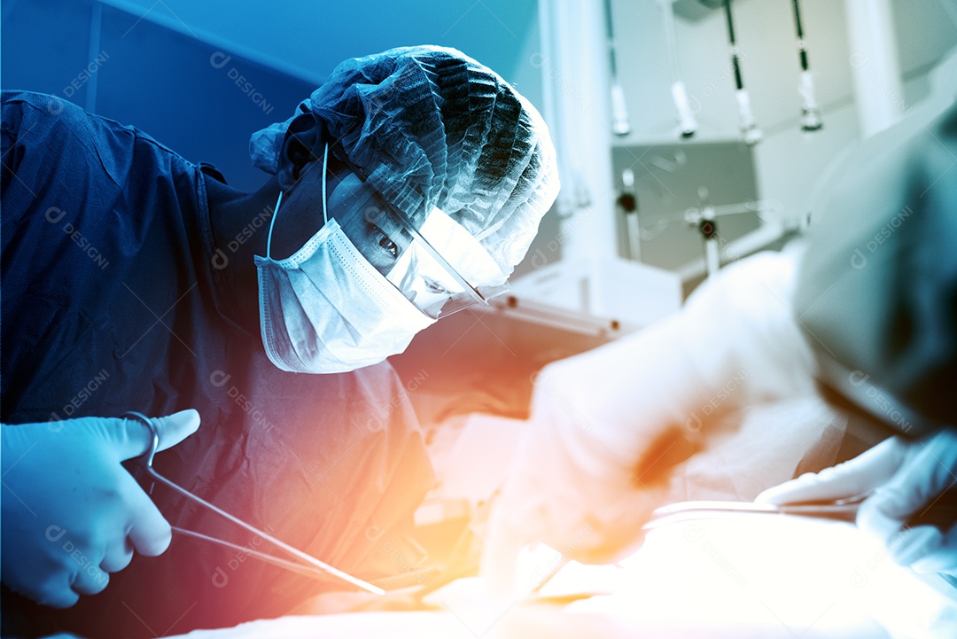 Médico e enfermeira assistente operando para resgatar paciente.