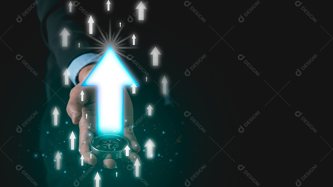 Um jovem empresário com uma bússola na mão