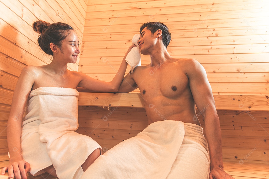 Jovens casais asiáticos ou amantes têm um relaxamento romântico na sauna.