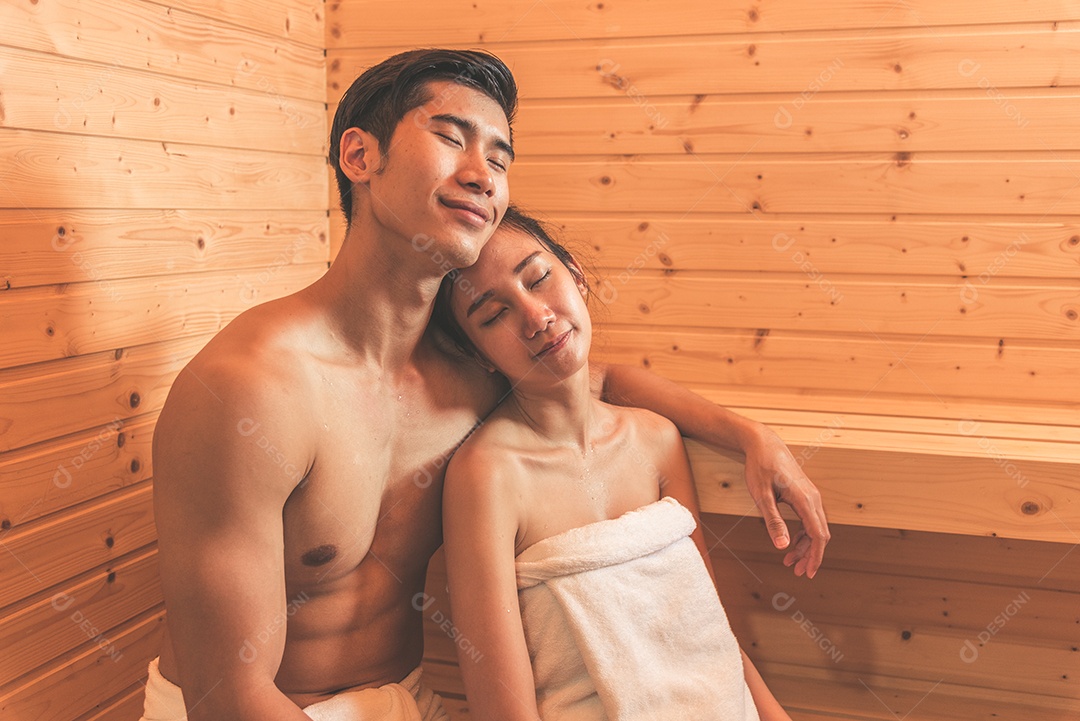 Jovens casais asiáticos ou amantes têm um relaxamento romântico na sauna.