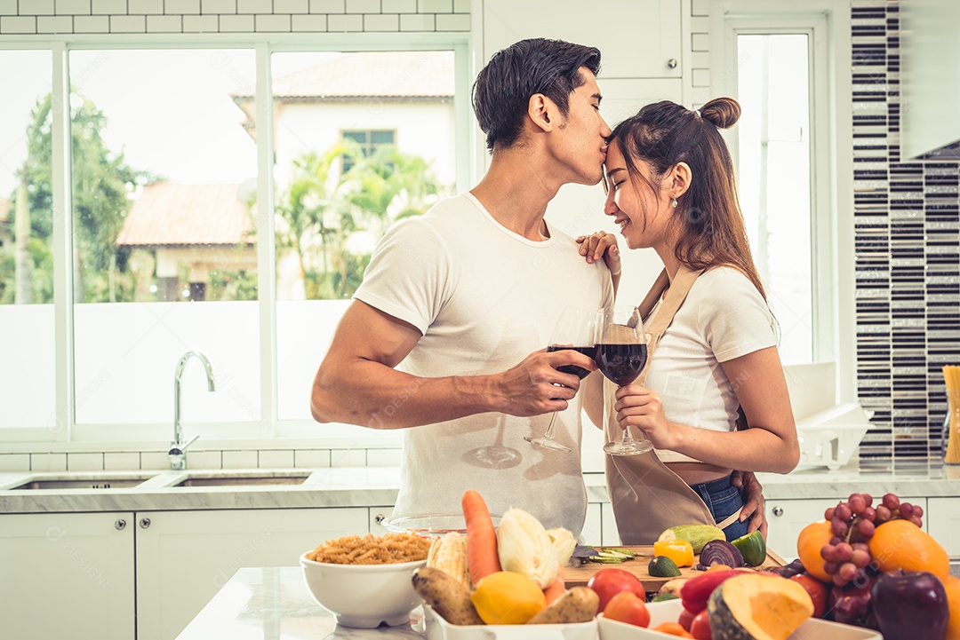 Amantes asiáticos ou casais beijando a testa e bebendo vinho.