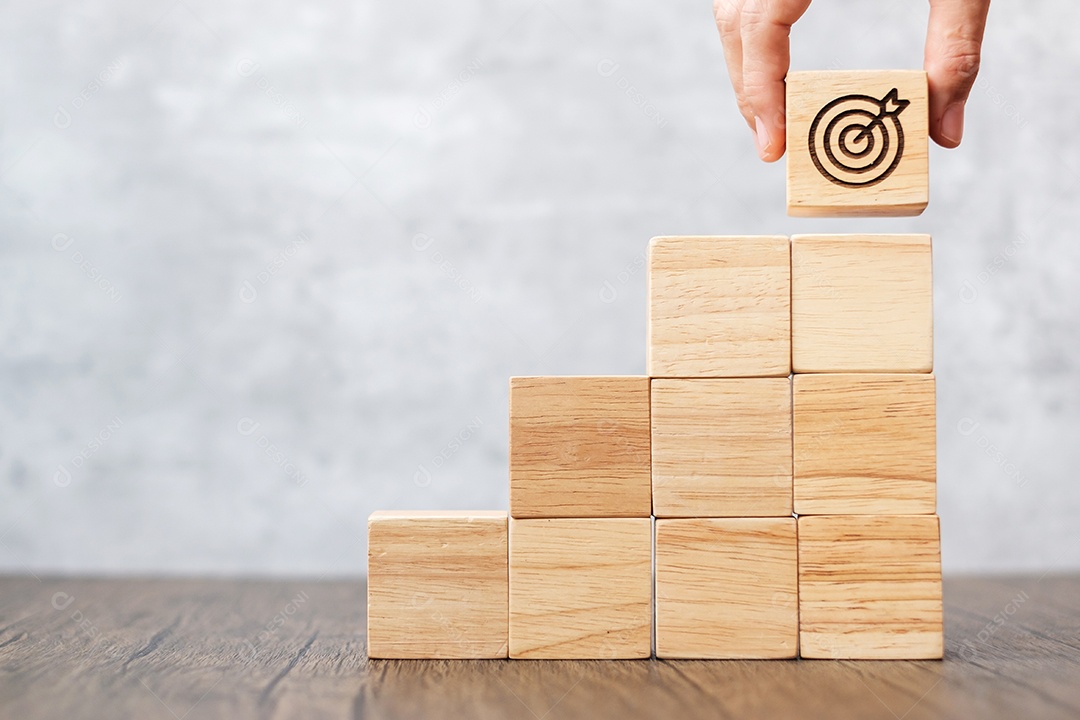 bloco de dardos sobre a pilha de construção com objetivo de negócios, estratégia, alvo, missão, ação, objetivo, objetivo e conceito de sucesso