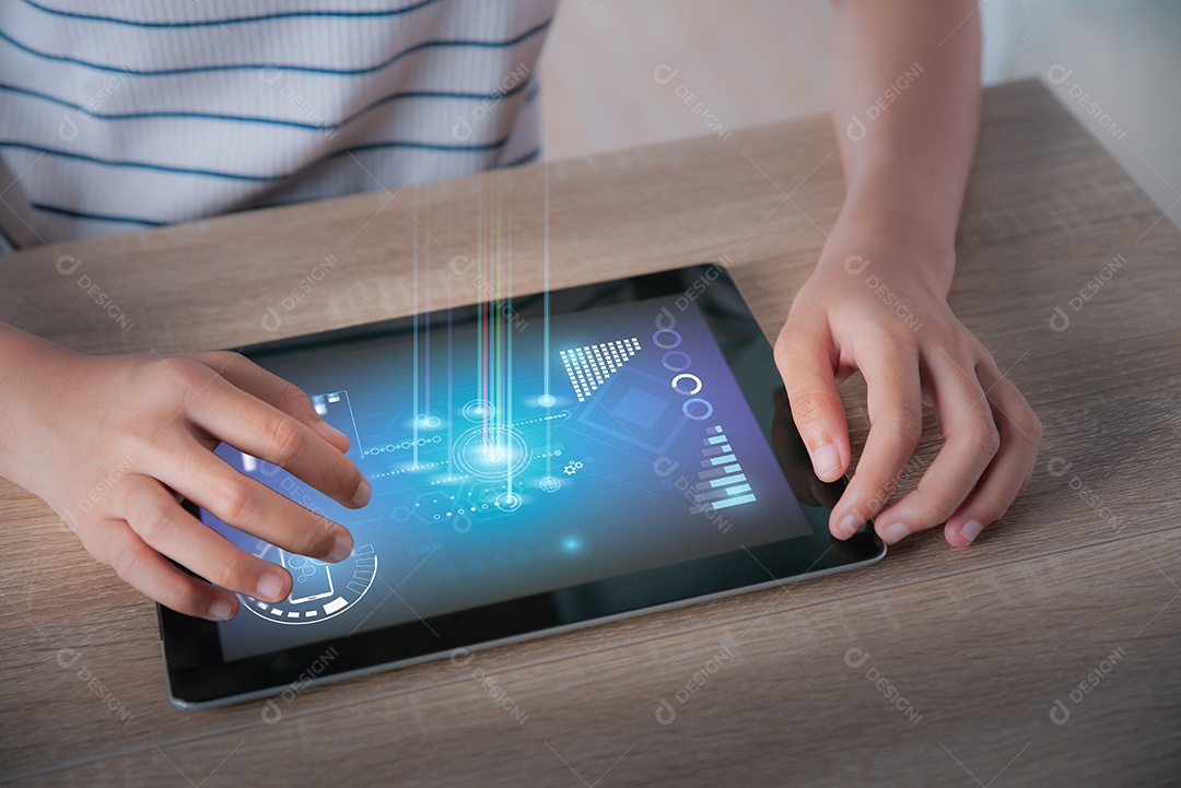 Uma garota asiática usando um tablet