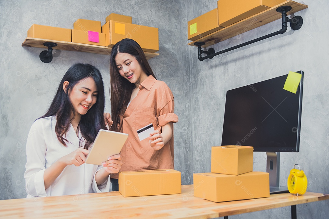 Dois jovens asiáticos iniciam pequenos negócios.