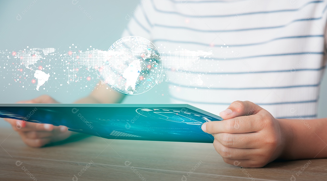 Meninas asiáticas lendo informações