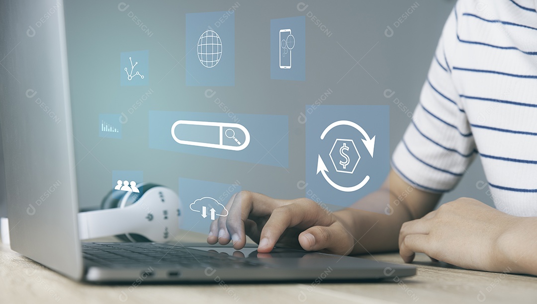 As meninas asiáticas estão usando computadores portáteis