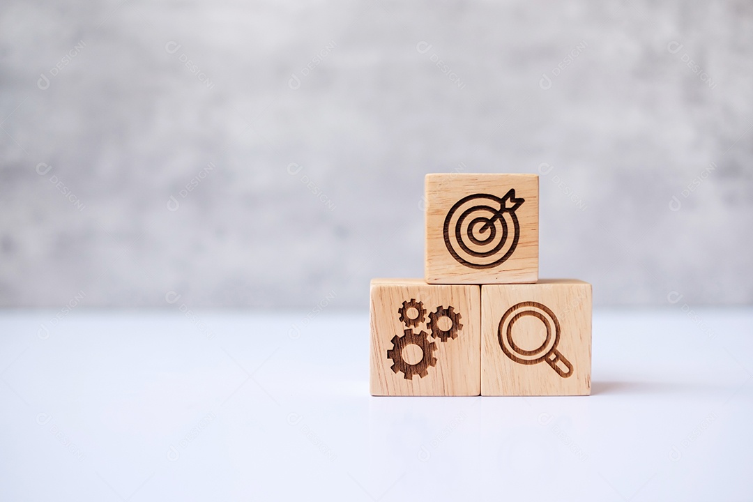 bloco de madeira com objetivo de negócios, estratégia, alvo, missão, ação, objetivo, trabalho em equipe, brainstorm e conceito de ideia