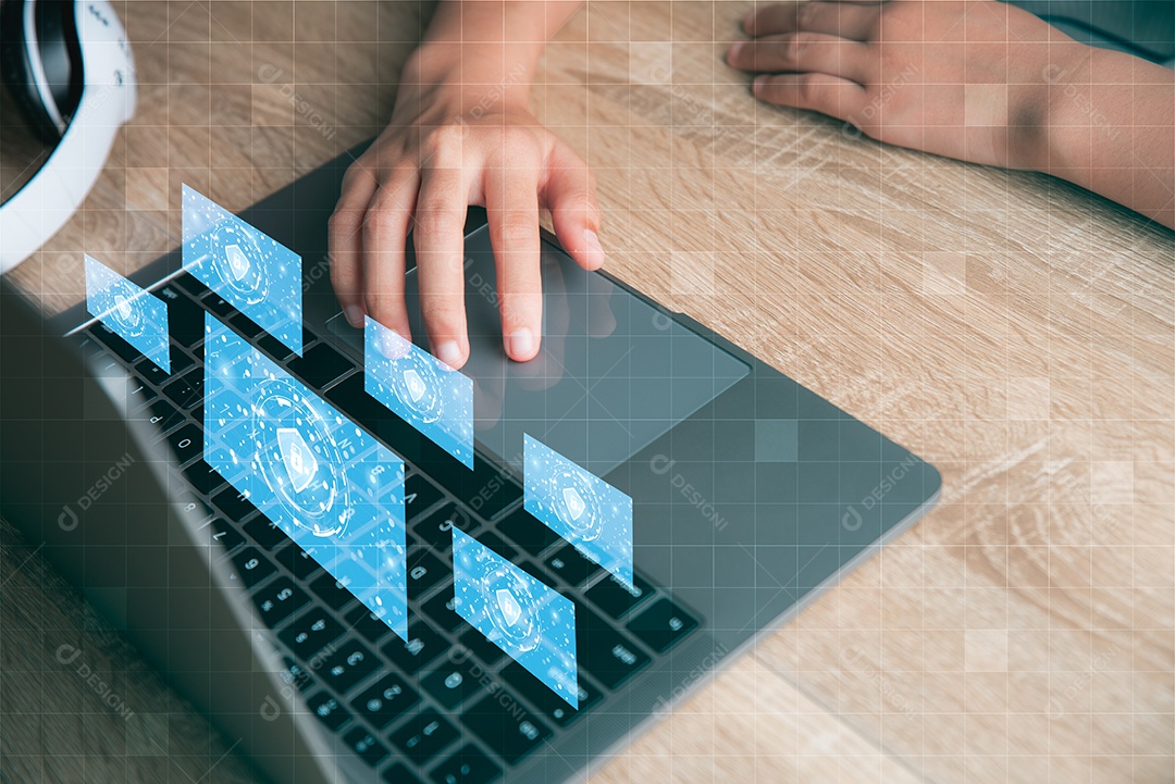 Uma funcionária usando um laptop