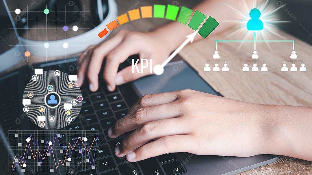 Uma mulher usando um computador portátil