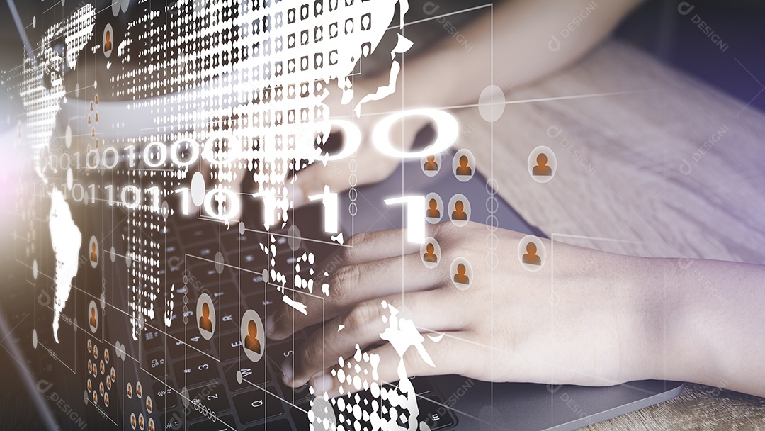 Uma mulher usando um computador portátil