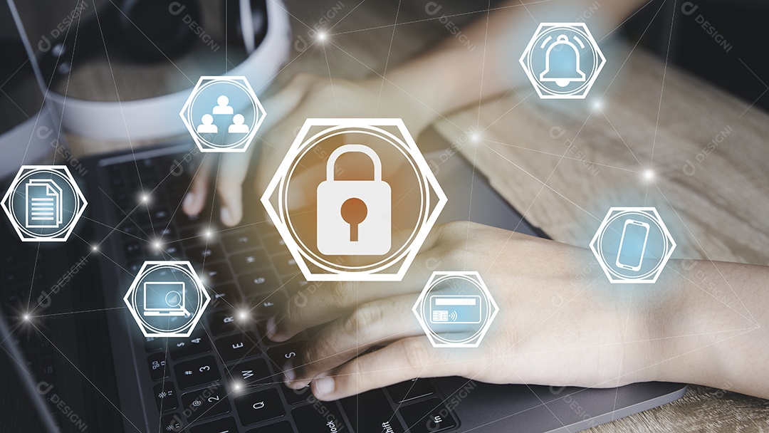 Uma mulher usando um computador portátil