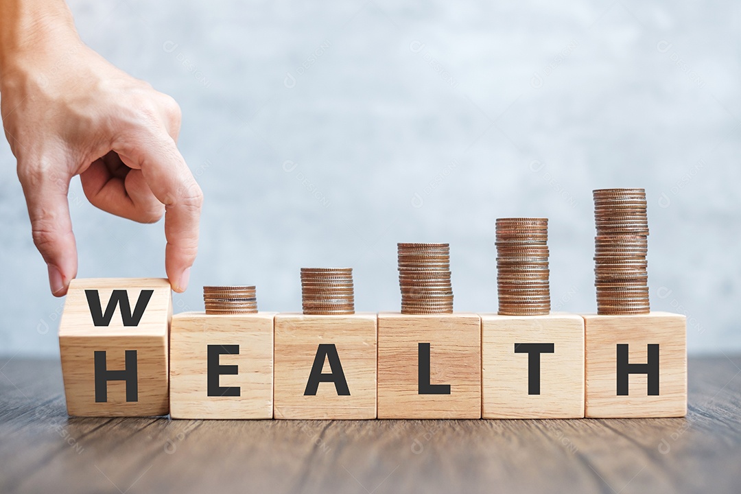 mão flip bloco de madeira RIQUEZA para SAÚDE com pilha de moedas. Conceito de investimento, saúde, seguro e equilíbrio de vida profissional