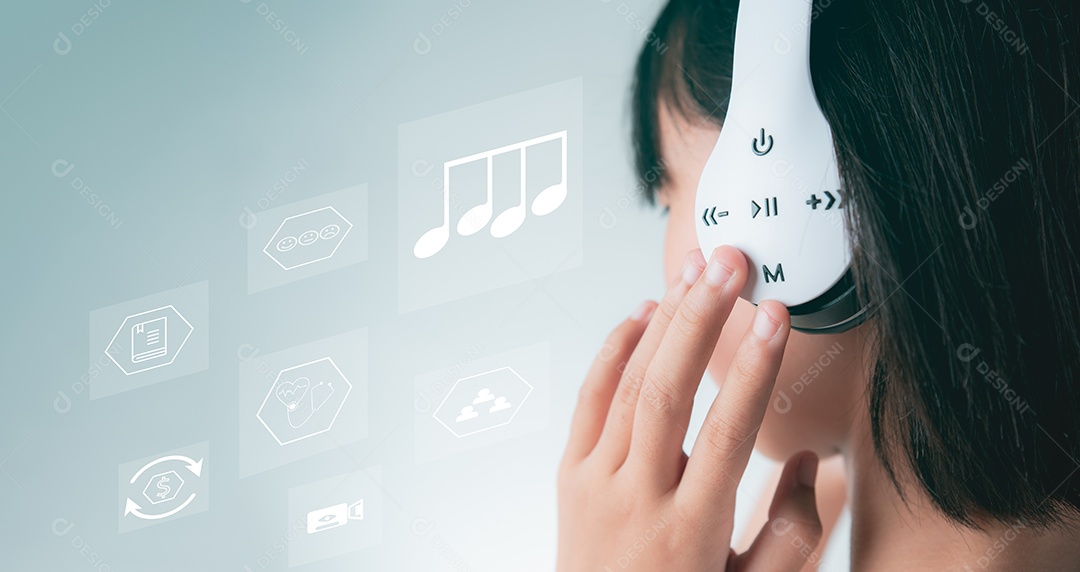 Uma garota asiática usando fones de ouvido brancos