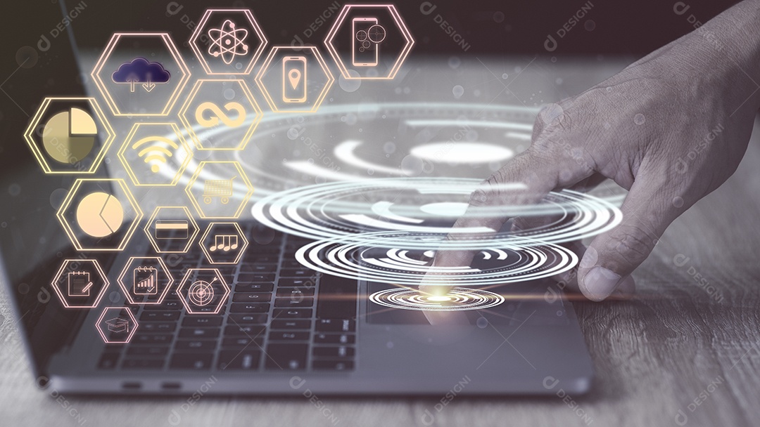 Um homem com um computador portátil