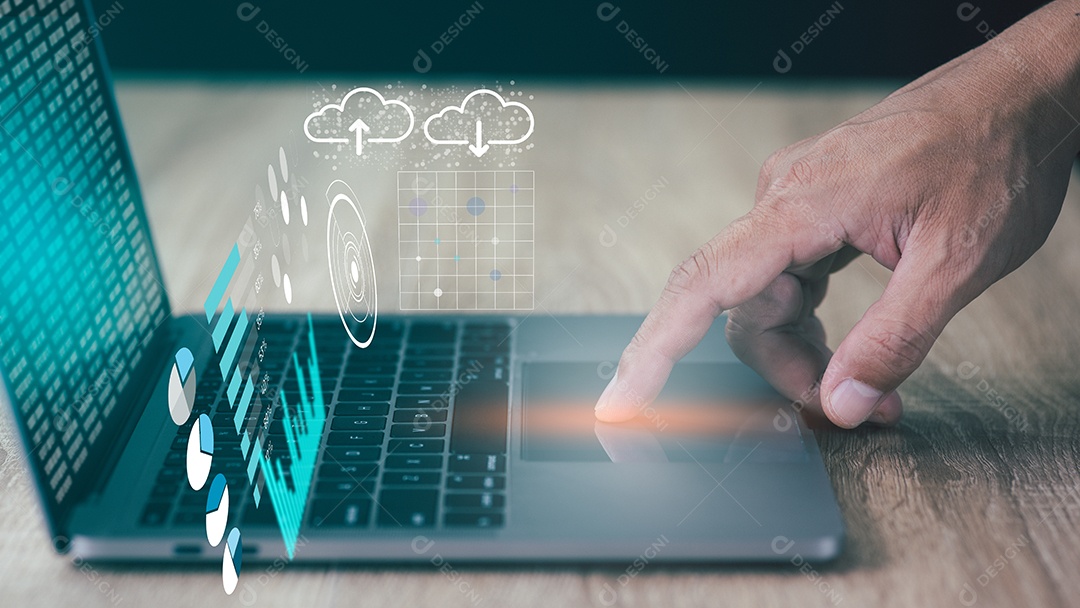 Tela virtual com as mãos digitando no teclado