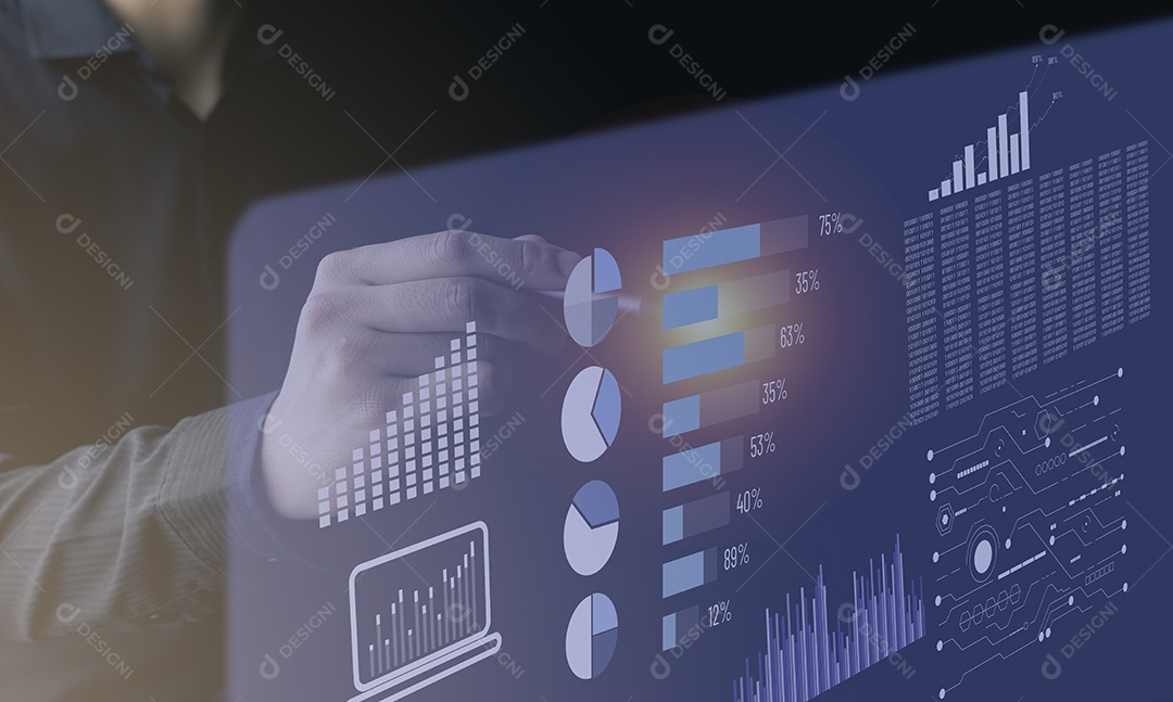 Jovem empresário apontando para o ícone do homem com caneta