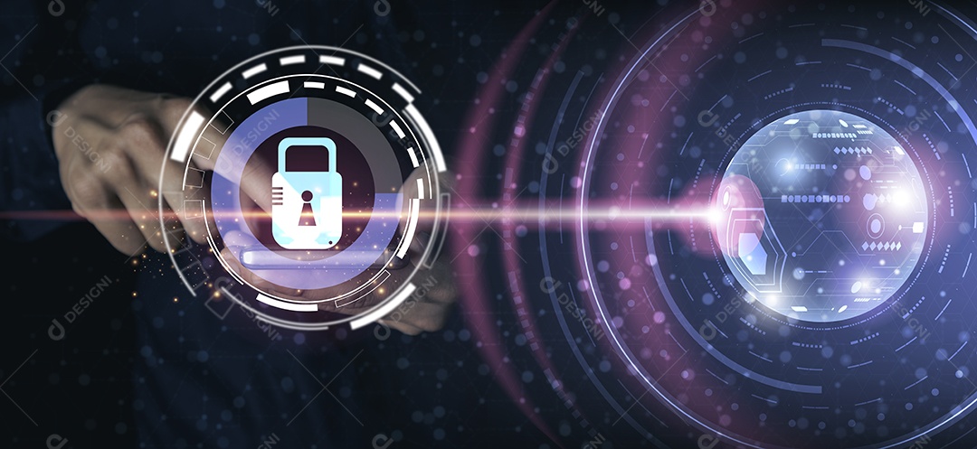 Empresário de pé e apontando a tela do telefone