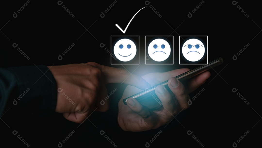 Telefone celular nas mãos de um jovem empresário