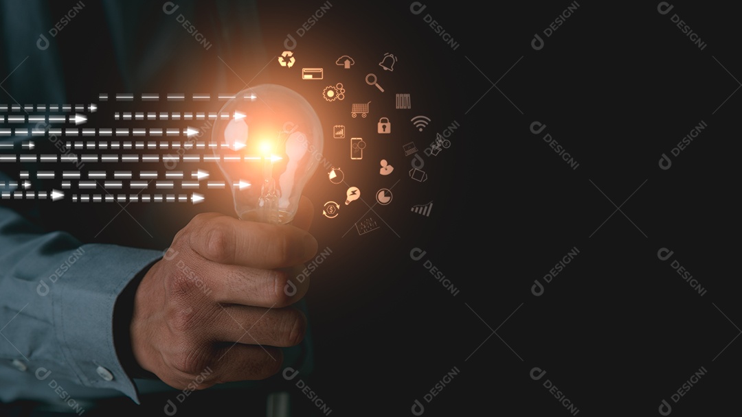 Uma lâmpada nas mãos de um jovem empresário