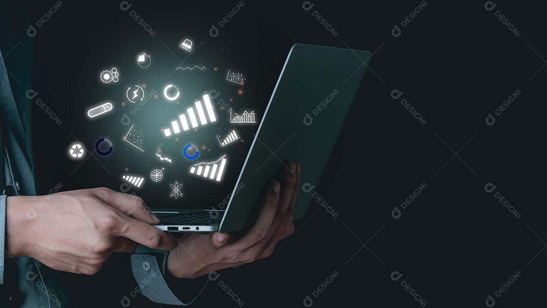 Computador portátil está nas mãos do empresário.