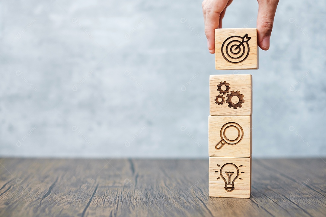 mão segure o bloco de madeira com objetivo de negócios, estratégia, alvo, missão, ação, objetivo, trabalho em equipe, pesquisa e conceito de ideia