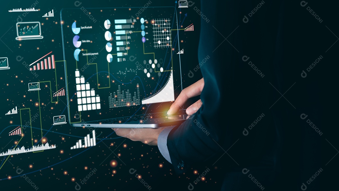 Mão do jovem empresário apontando para um notebook