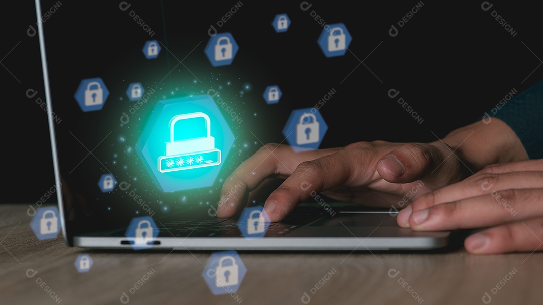 Empresário usando um laptop em uma mesa de madeira.