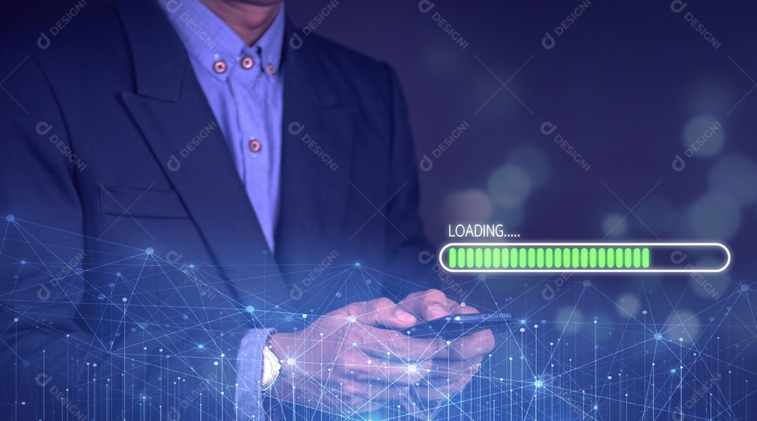 Homem usando smartphone móvel para baixar o aplicativo