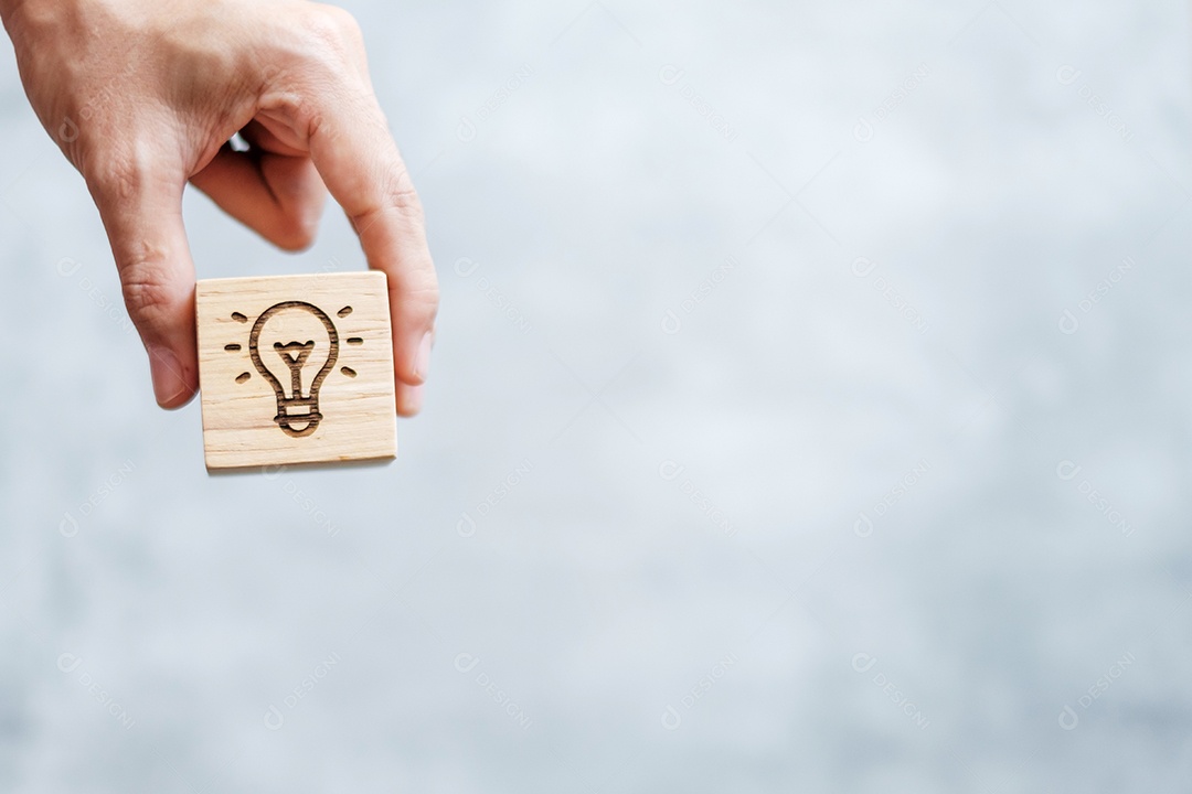 mão segure o bloco de dardos com objetivo de negócios, estratégia, alvo, missão, ação, objetivo, objetivo e conceito de sucesso