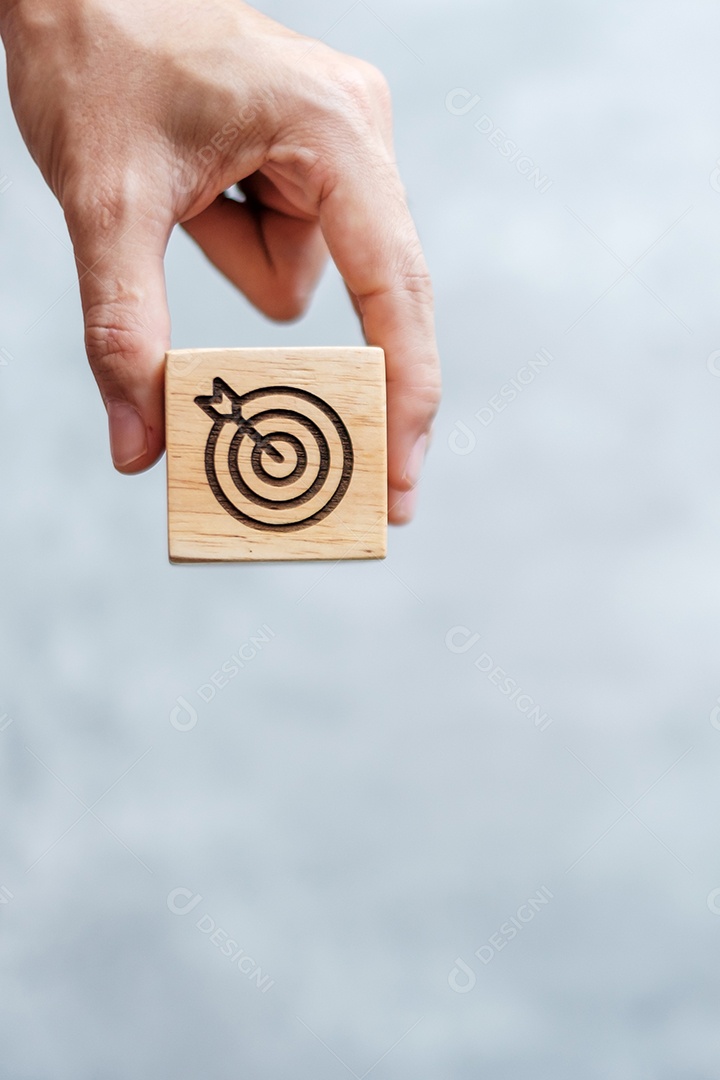 mão segure o bloco de dardos com objetivo de negócios, estratégia, alvo, missão, ação, objetivo, objetivo e conceito de sucesso