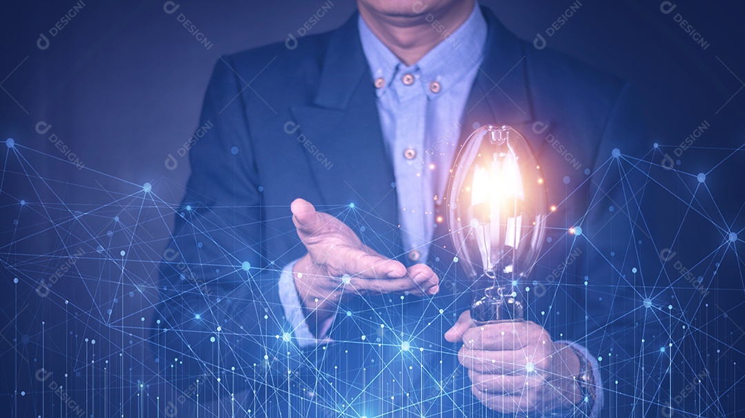 Mão de empresário segurando lâmpada com documento financeiro