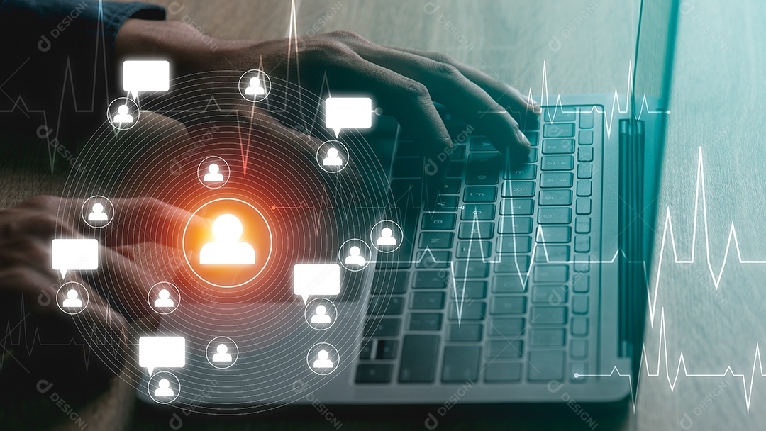 Jovem empresário usando computador portátil para trabalhar