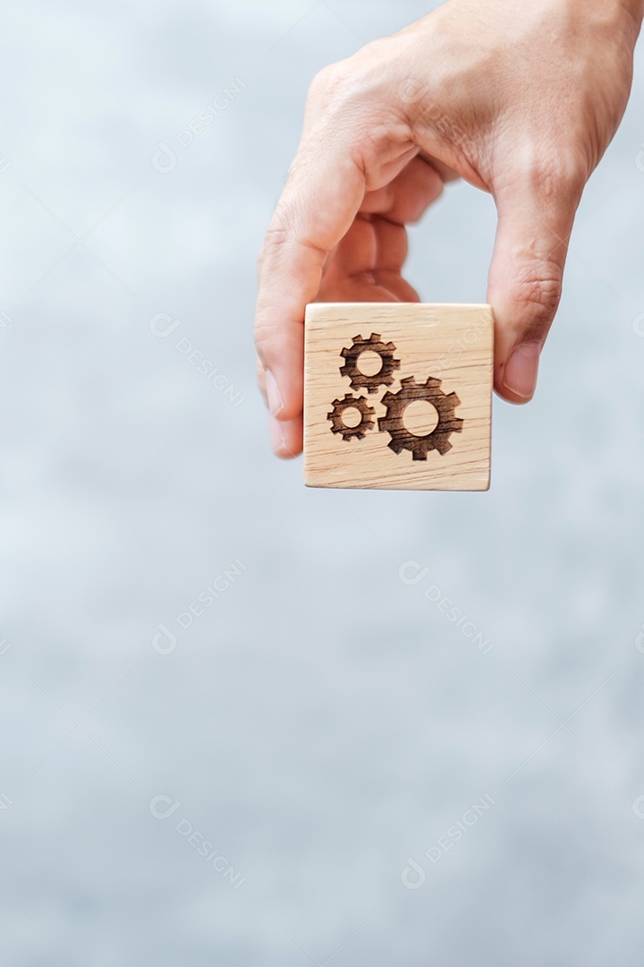 mão segure o bloco de engrenagens com objetivo de negócios, estratégia, trabalho em equipe, alvo, missão, ação, objetivo, brainstorming e conceito de sucesso