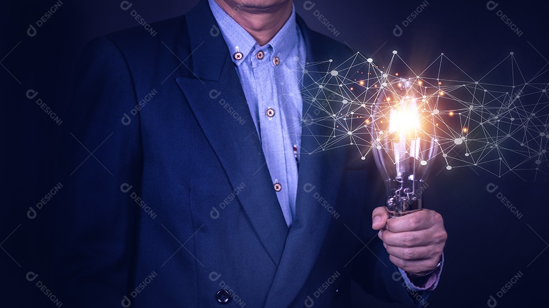 Mão de empresário segurando lâmpada com documento financeiro