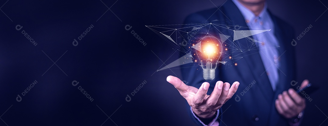 Mão de empresário segurando lâmpada com documento financeiro